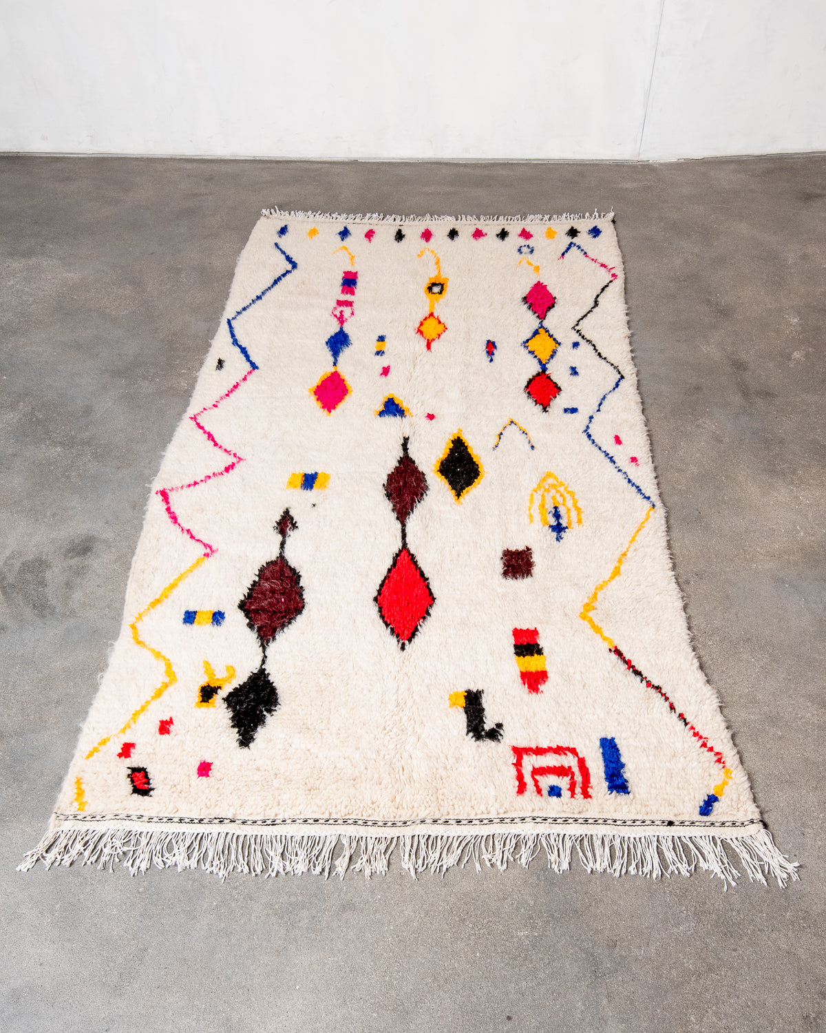 Modern designer handcrafted Berber rug from Morocco. Azilal rug with beautiful colors and patterns. Made of sheep’s wool and colourful cotton.